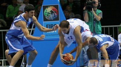 אפיק ניסים מנסה לחטוף כדור מקרסטיץ´ (שי לוי)