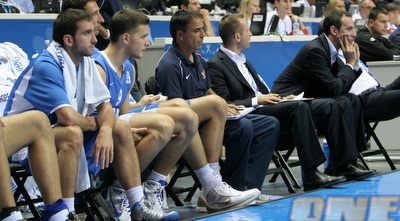 נעימי ומקל על הספסל.  (שי לוי)