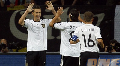 להאם, קלוזה ואוזיל חוגגים. אם הם ייראו ככה במונדיאל, הם ישמחו אפילו יותר (רויטרס)