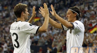 אוזיל ומולר. כרטיס ליורו כבר יש להם (רויטרס)