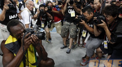 ועכשיו הוא גם יכול להשתטות עם הצלמים (רויטרס) ועכשיו הוא גם יכול להשתטות עם הצלמים (רויטרס)