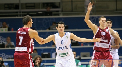 גיא פניני שומר את יאניס בלומס (שי לוי (כתב))