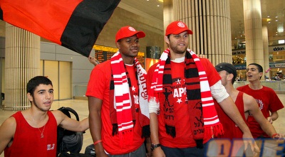 לוק ג´קסון ודי ג´יי סטרוברי (יניב גונן)