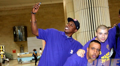 טזמין מיטשל מצטלם (יניב גונן)