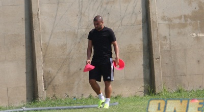 ערן לוי מסדר לעצמו קונוסים (עמית מצפה)