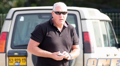 אריה אלטר מגיע לחודורוב. מנסה לפשר בין סלים טועמה להפועל (משה חרמון) אריה אלטר מגיע לחודורוב. מנסה לפשר בין סלים טועמה להפועל (משה חרמון)