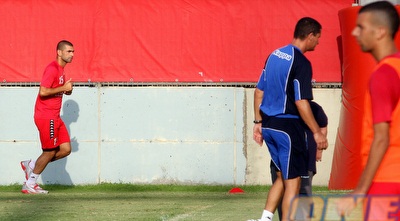 סלים טועמה מקיף את המגרש (משה חרמון) סלים טועמה מקיף את המגרש (משה חרמון)