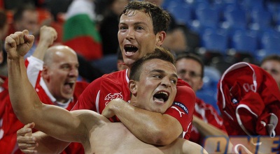 שרדן שאקירי חוגג עם סטפן ליכשטיינר (רויטרס)