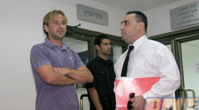 נסטיה צ´ה. טען שחתימתו זוייפה (יניב גונן) נסטיה צ´ה. טען שחתימתו זוייפה (יניב גונן)