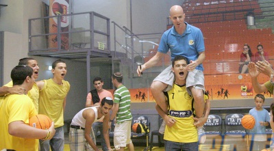 אוהד נתניה מניף את דני פרנקו (יניב גונן) אוהד נתניה מניף את דני פרנקו (יניב גונן)