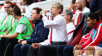 ארסן ונגר עם אנדרה סנטוס על הספסל. מרוצה משחקני הרכש (GettyImages) ארסן ונגר עם אנדרה סנטוס על הספסל. מרוצה משחקני הרכש (GettyImages)