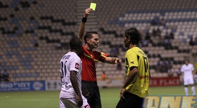 השופט זיו אדלר שולף כרטיס צהוב (מור שאולי)