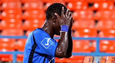 דניאל אדו תופס את הראש לאחר ההרחקה (שי לוי)