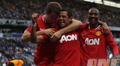 אשלי יאנג וג´וני אוואנס מברכים את צ´יצ´אריטו (GettyImages) אשלי יאנג וג´וני אוואנס מברכים את צ´יצ´אריטו (GettyImages)