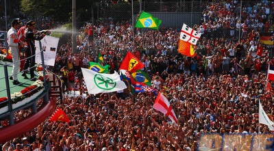 סבסטיאן פטל חוגג עם הקהל העצום על המסלול באיטליה (GettyImages)