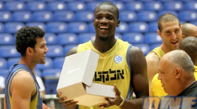 שון ג´יימס. עשוי להישאר בסופו של דבר (יניב גונן)