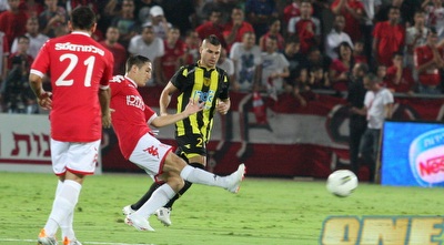 אלרואי כהן מרחיק לפני שקובי מויאל מגיע (משה חרמון)