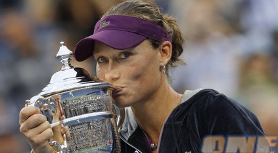 סמנתה סטוסר מתחברת לגביע (רויטרס)