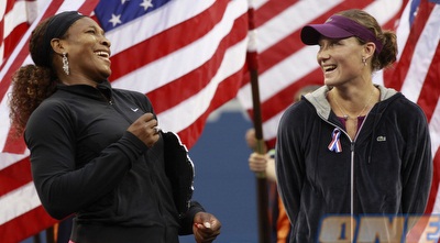 סרינה וויליאמס וסמנתה סטוסר. האמריקנית שכחה מהר ממופע האימים שלה (רויטרס)