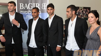 וויאם עמאשה, חן עזריאל, אייל משומר וסארי פאלח עם החליפות (עמית מצפה)