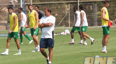 אלישע לוי במהלך האימון. לא אהב את התנהלות שחקניו (עמית מצפה)