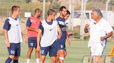 יוסי מזרחי מתדרך את בן לולו והבנחנים (משה חרמון)