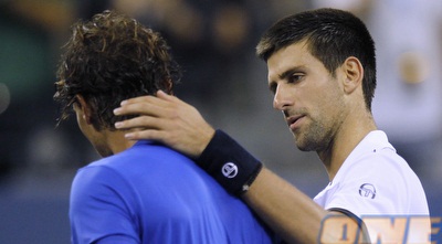 ג´וקוביץ´ מנחם את נדאל (רויטרס)