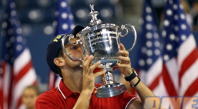 נולה מנשק את הגביע. הארוסה מקנאה? (GettyImages)