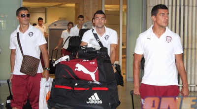 שחקני ראפיד בוקרשט מתוודעים לחום בישראל (משה חרמון)