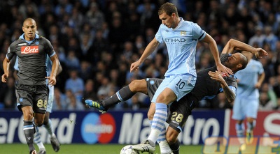 אדין דזקו ופאולו קנבארו במאבק על הכדור (רויטרס)