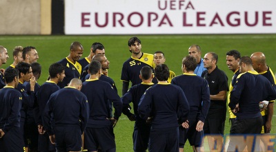 מוטי איווניר משוחח עם השחקנים  (רויטרס)