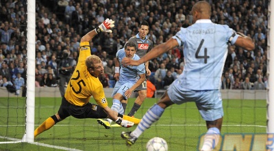 וינסנט קומפני מרחיק מהקו את הכדור של מארק האמשיק (רויטרס)