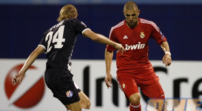 קרים בנזמה מנסה להתרגל לחולצה האדומה מול דומאגוי וידה (רויטרס)