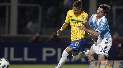 ניימאר מנסה לחמוק מפאפא (רויטרס)