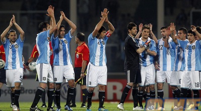 שחקני נבחרת ארגנטינה מודים לקהל (רויטרס)