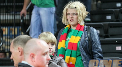 אוהדת ליטאית מעקמת את מבטה (שי לוי)