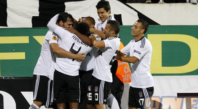 שחקני בשיקטאש חוגגים את הראשון של אלמיידה (רויטרס)