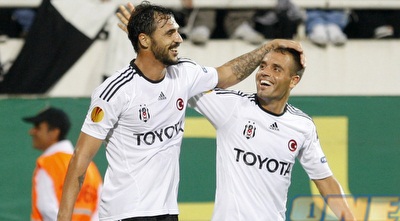 הוגו אלמיידה ואקרם דאג מרוצים (רויטרס)