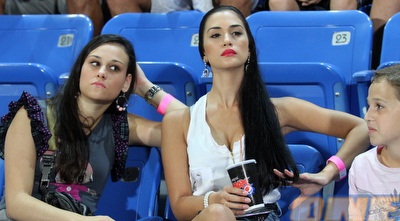 שיר אלמליח, חברתו של אלרואי כהן, ביציע (שי לוי)