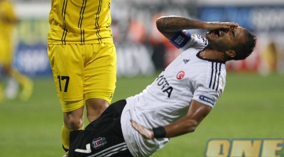 קווארסמה נופל לריצפה אחרי התיקול עם פאביצ´ביץ´ (רויטרס)