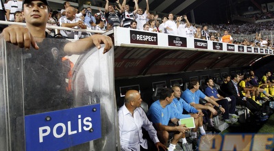 אבטחה סביב הספסל של מכבי (רויטרס)