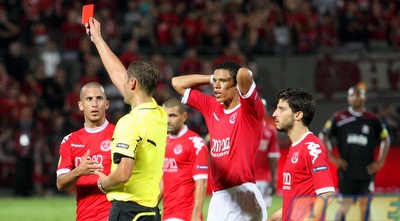 השופט שולף אדום לידין (משה חרמון)