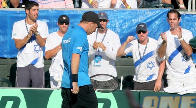 הספסל הישראלי מרוצה אחרי מערכה מוצלחת של דודי (יניב גונן) הספסל הישראלי מרוצה אחרי מערכה מוצלחת של דודי (יניב גונן)