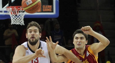 גאסול מול סאמרזידצקי בחצי הגמר בין ספרד למקדוניה (רויטרס)