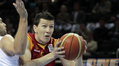 אילייבסקי עובר את קלרדון בדרך לסל. רבע ראשון צמוד. יחסית (רויטרס)