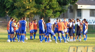 שחקני הפועל פ&qout;ת בתדרוך אחרון (שי לוי)