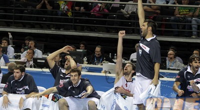 הספסל הספרדי מגיב בשמחה אחרי עוד סל של נבארו מול מקדוניה (רויטרס)