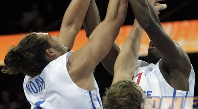 נואה ופייטרוס נאבקים על כדור. אף אחד לא צעק &qout;אתם ביחד!&qout; (רויטרס) נואה ופייטרוס נאבקים על כדור. אף אחד לא צעק &qout;אתם ביחד!&qout; (רויטרס)