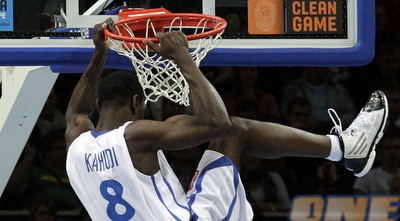 קאוודי נתלה על הסל במהלך חצי הגמר בין צרפת לרוסיה (רויטרס) קאוודי נתלה על הסל במהלך חצי הגמר בין צרפת לרוסיה (רויטרס)