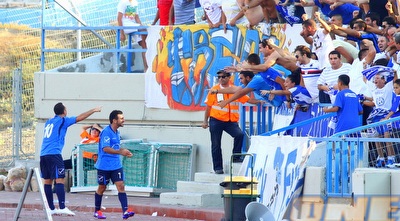 החגיגה של צרפתי עם אוהדי הפועל פ&qout;ת (שי לוי) החגיגה של צרפתי עם אוהדי הפועל פ&qout;ת (שי לוי)